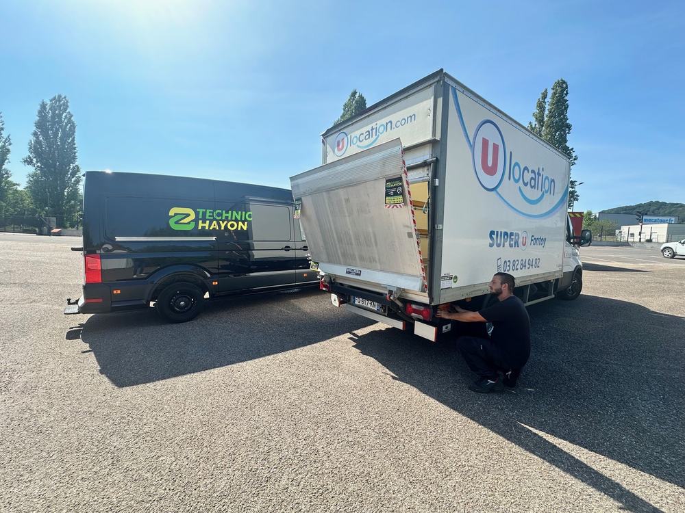 Technicien Technic Hayon réparant un hayon élévateur sur site en Moselle