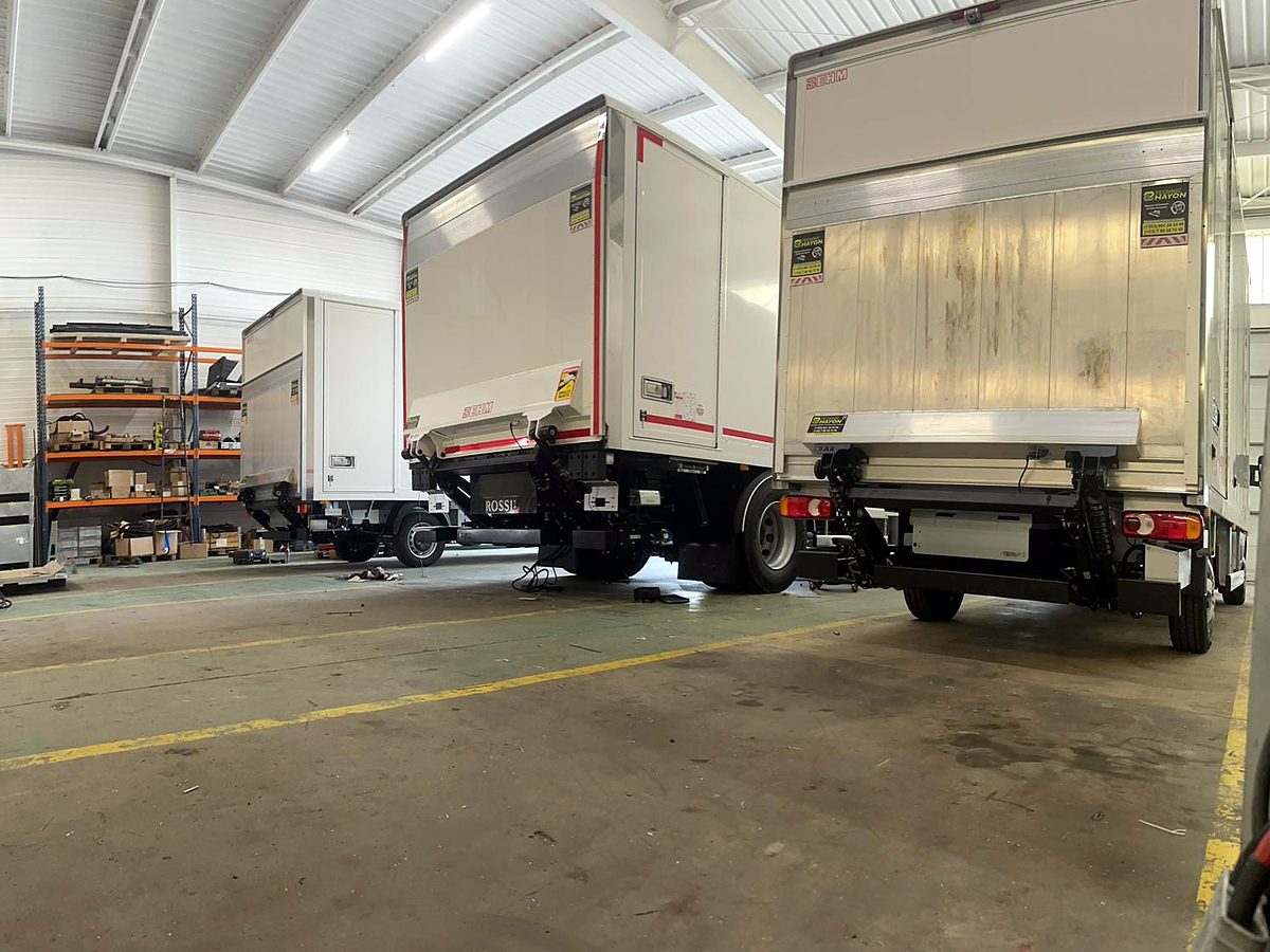 Dräi BEHM-Camionen am Atelier mat Bär Cargolift Hebebühne virun der Liwwerung