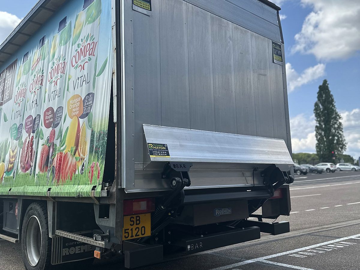 Aschiebbar Bär Cargolift Hebebühn op engem Plane-Camion, ënnerhalen vun Technic Hayon