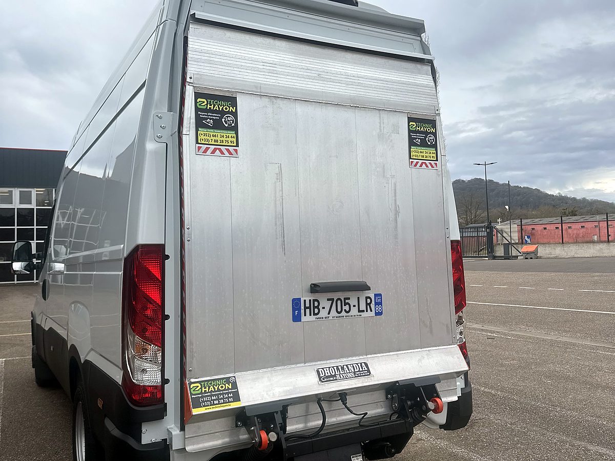 Dhollandia Hebebühn op engem IVECO Daily, montéiert vun Technic Hayon