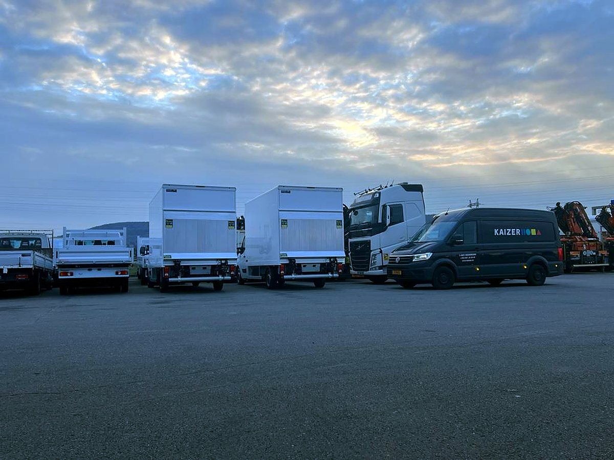 Fuhrpark mat Hebebühnen, prett fir d'Liwwerung