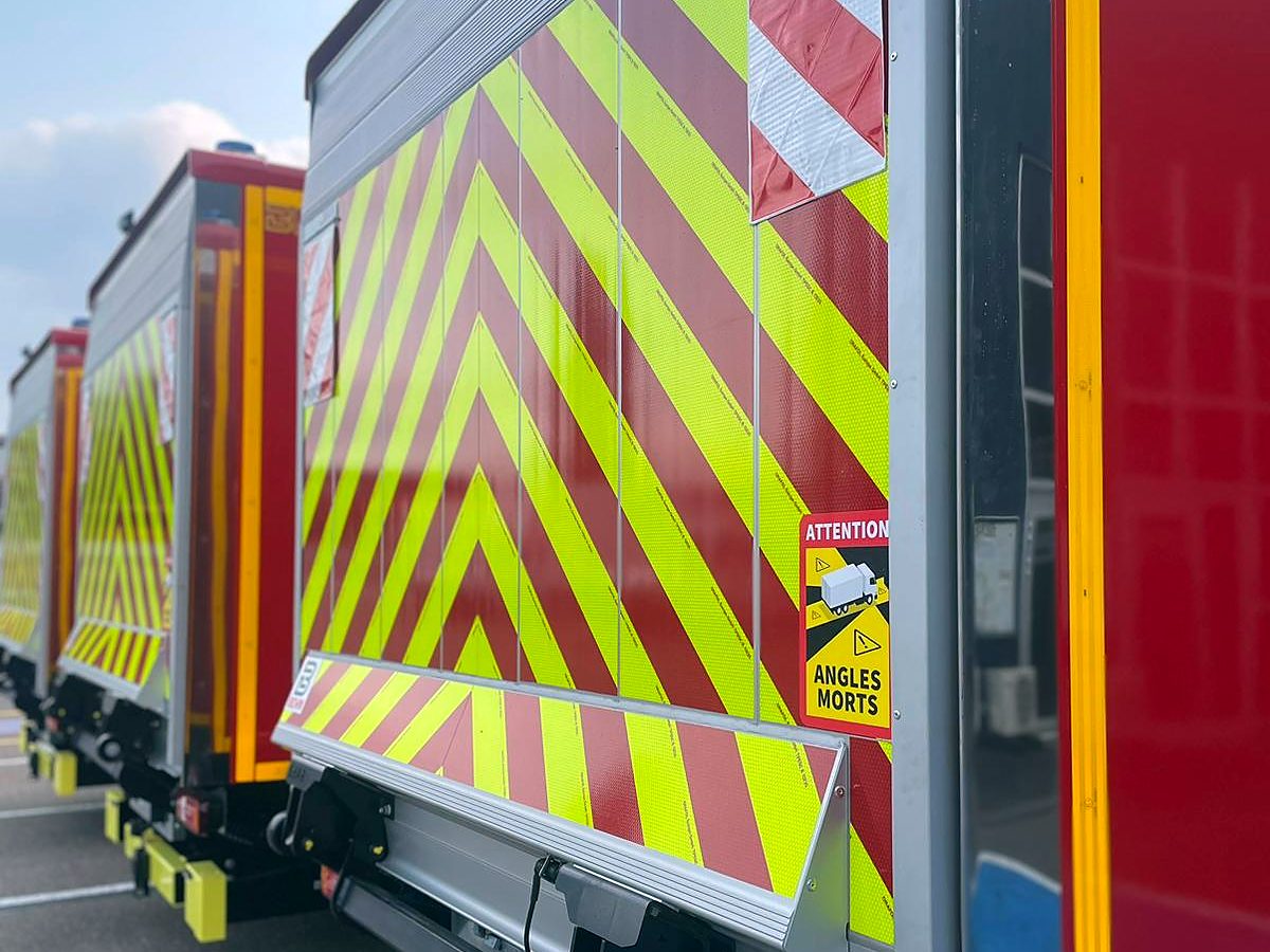 Pompjeesgefierer mat Bär Cargolift Hebebühnen a Chevron-Markéierung