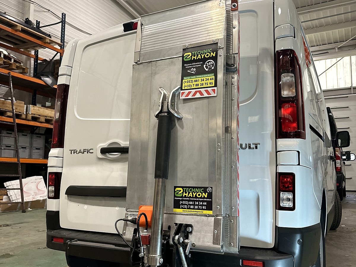 Dhollandia Hebebühn op engem Renault Trafic am Technic Hayon Atelier